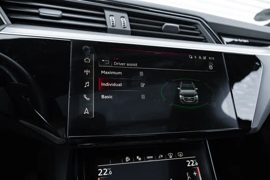 AUDI E-TRON