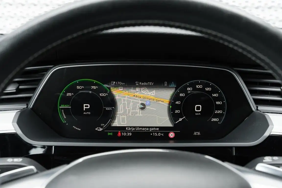 AUDI E-TRON