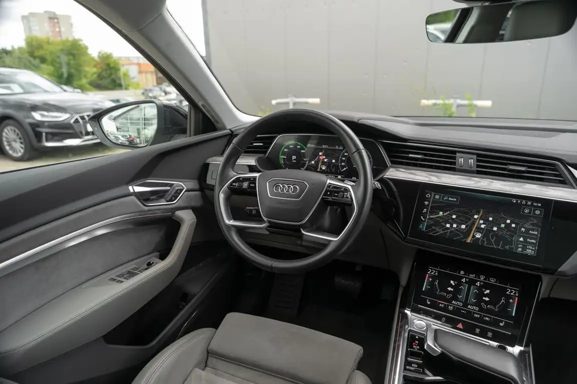 AUDI E-TRON