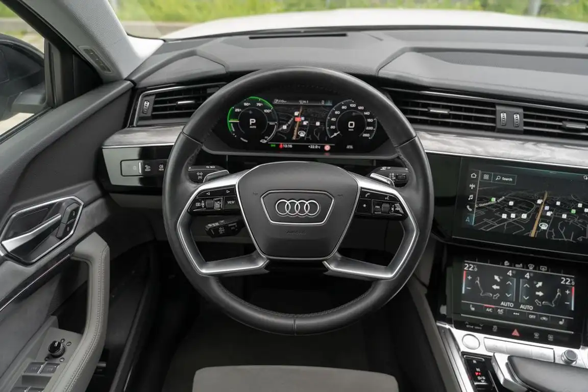 AUDI E-TRON
