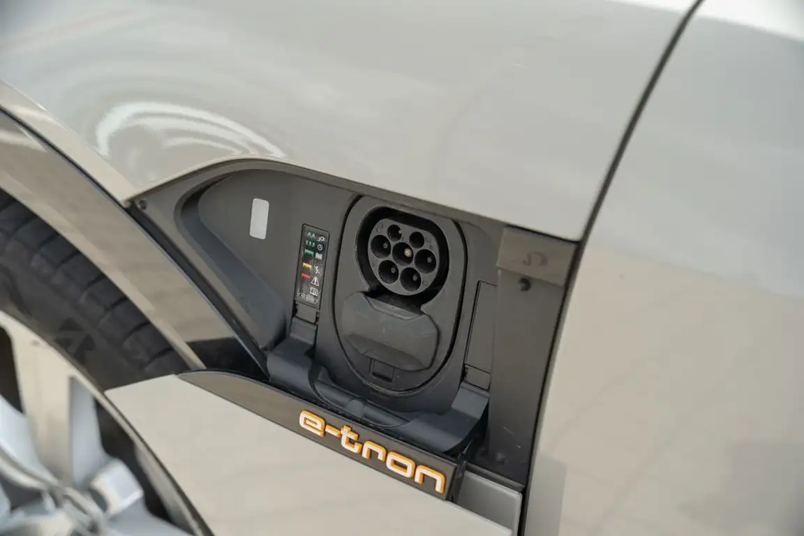 AUDI E-TRON