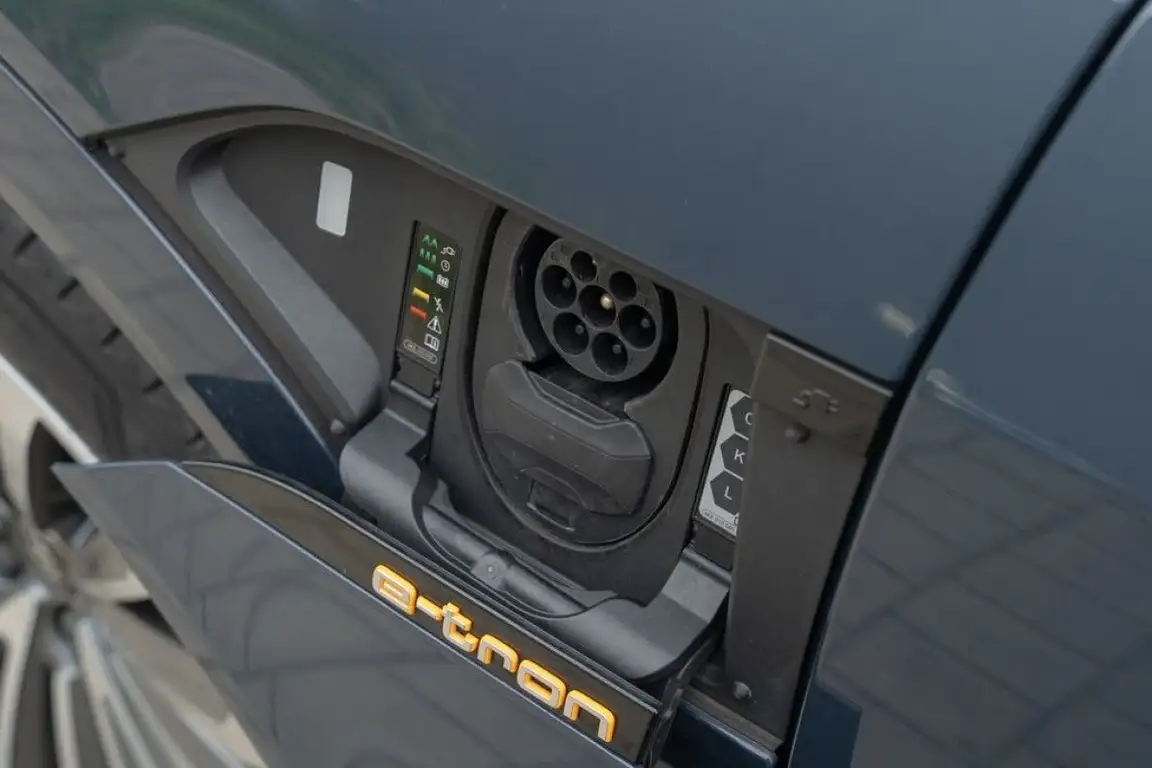 AUDI E-TRON