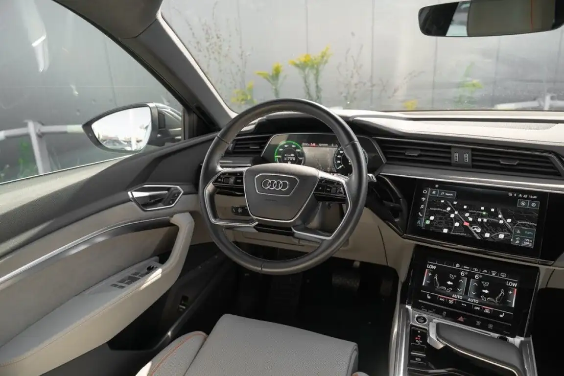 AUDI E-TRON