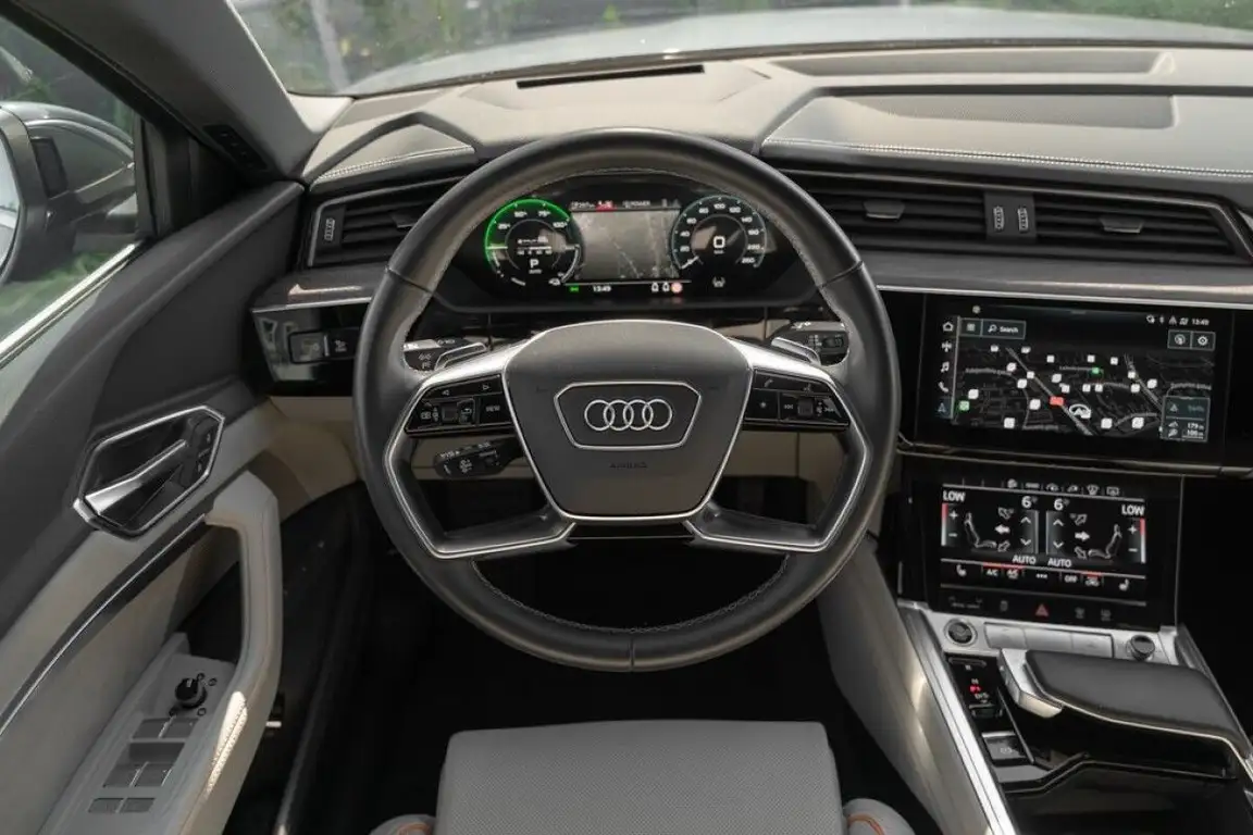 AUDI E-TRON