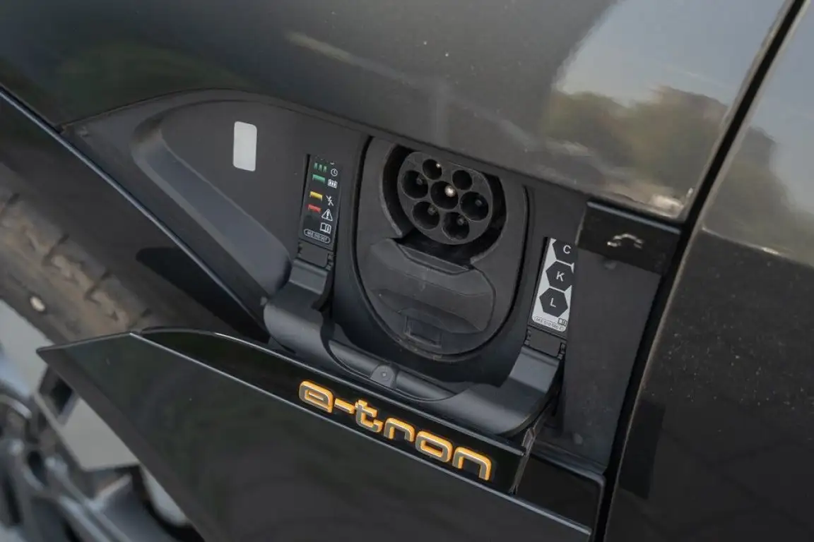 AUDI E-TRON
