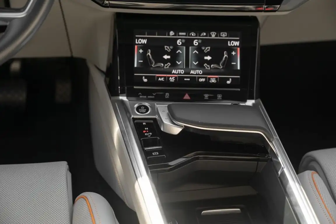 AUDI E-TRON