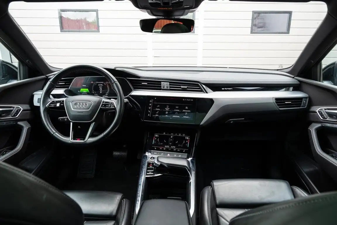 AUDI E-TRON