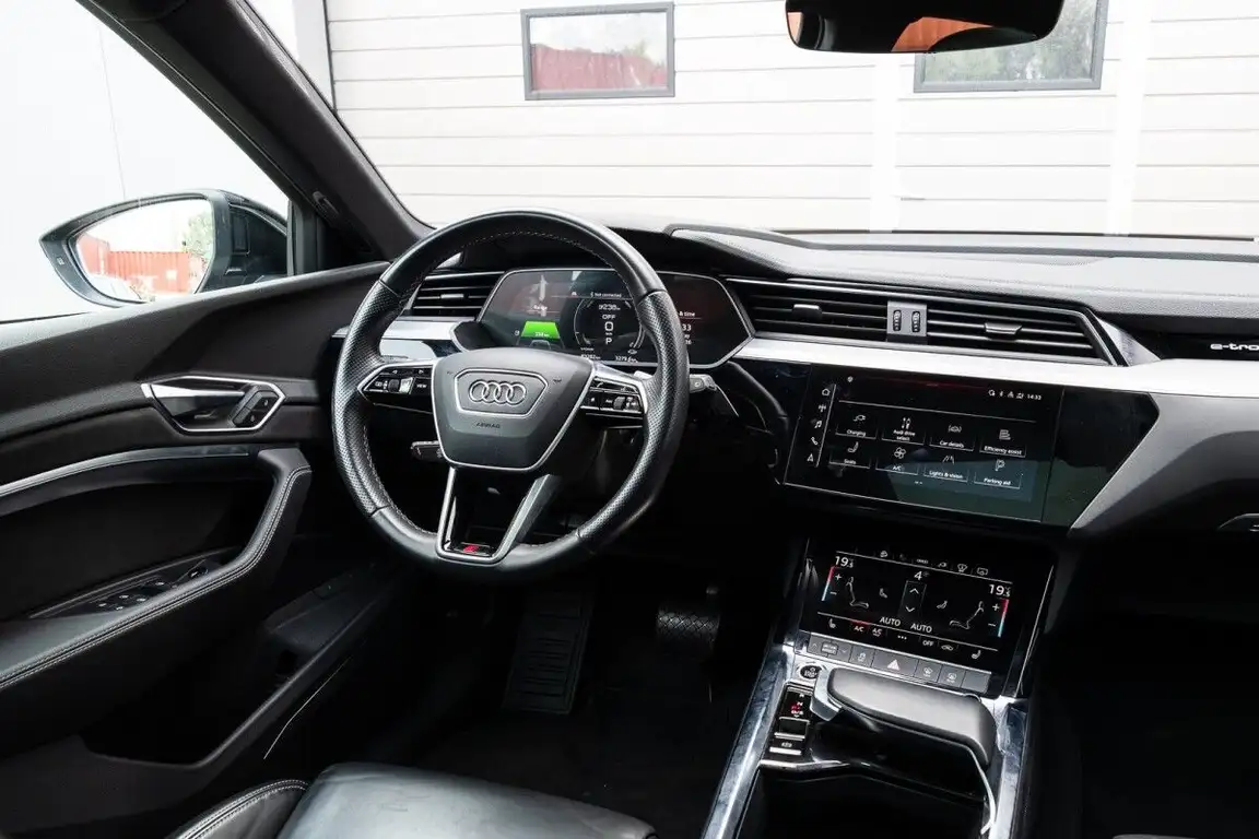 AUDI E-TRON