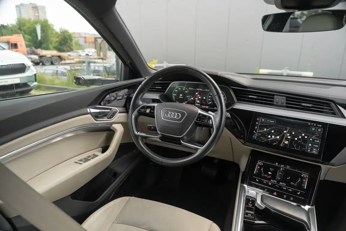 AUDI E-TRON