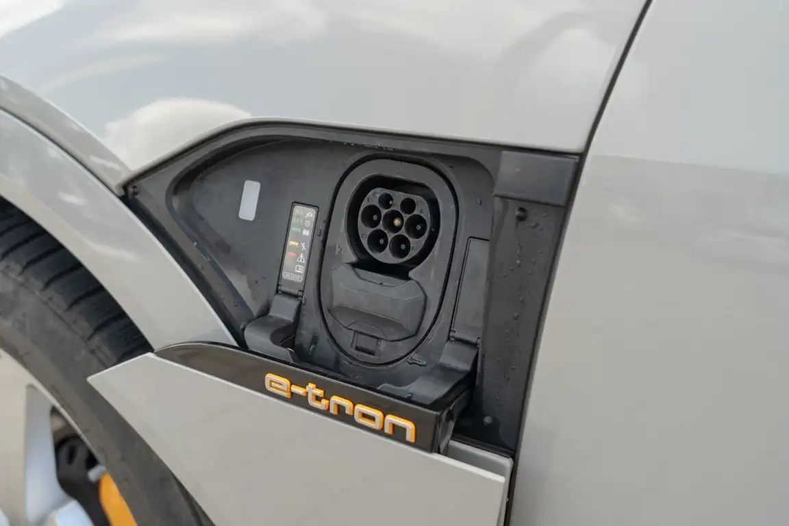 AUDI E-TRON