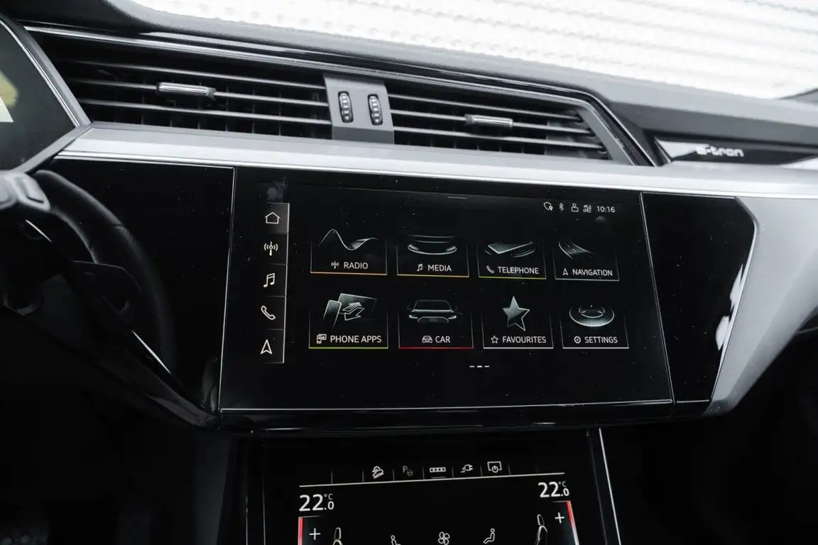 AUDI E-TRON