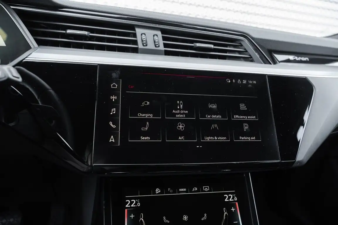 AUDI E-TRON