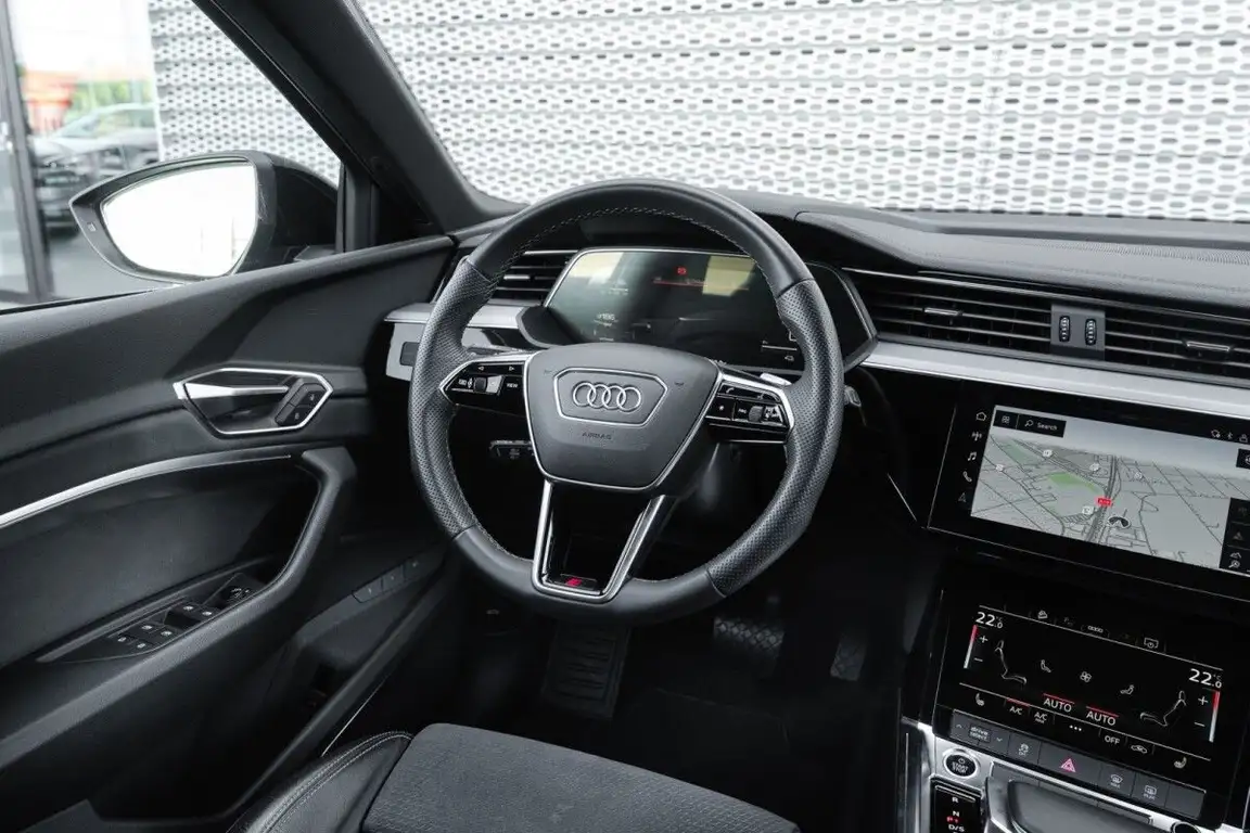 AUDI E-TRON
