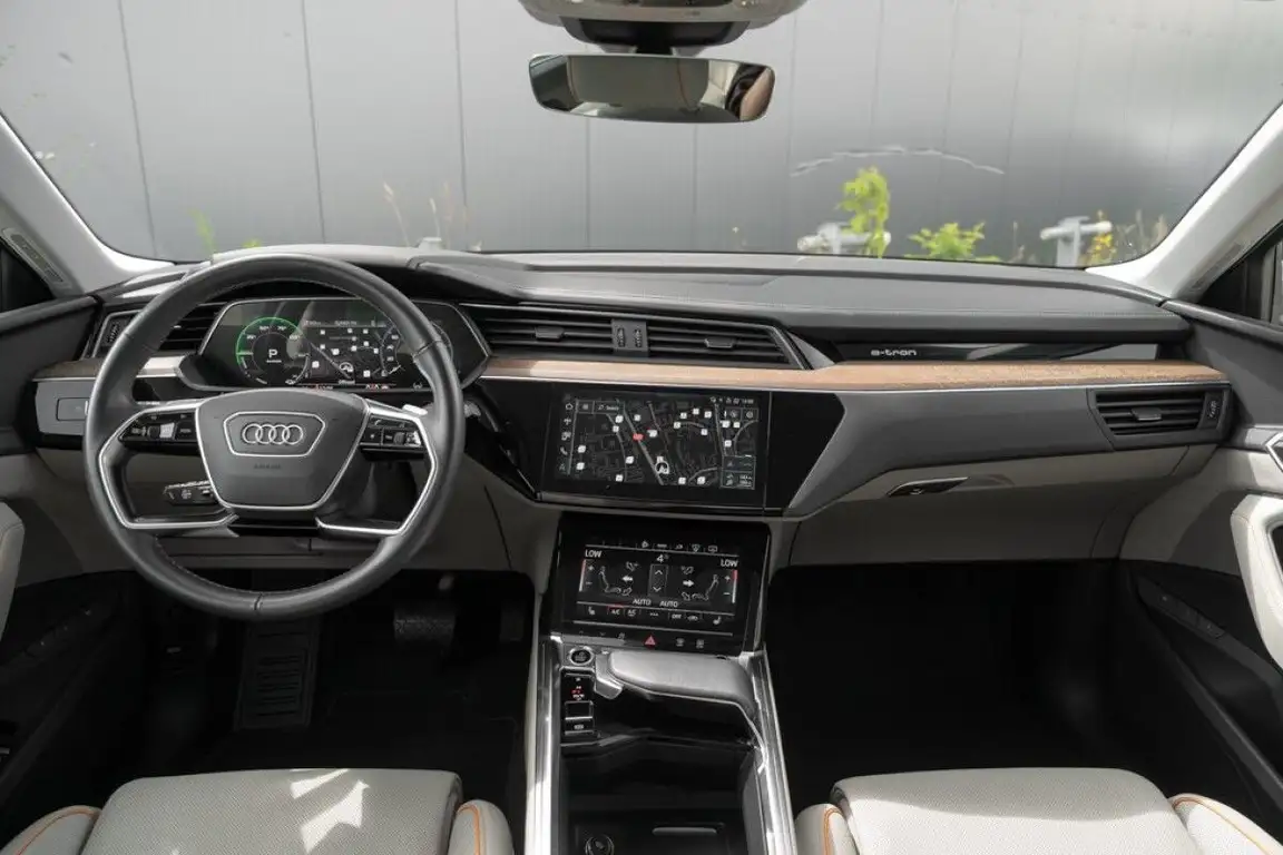 AUDI E-TRON