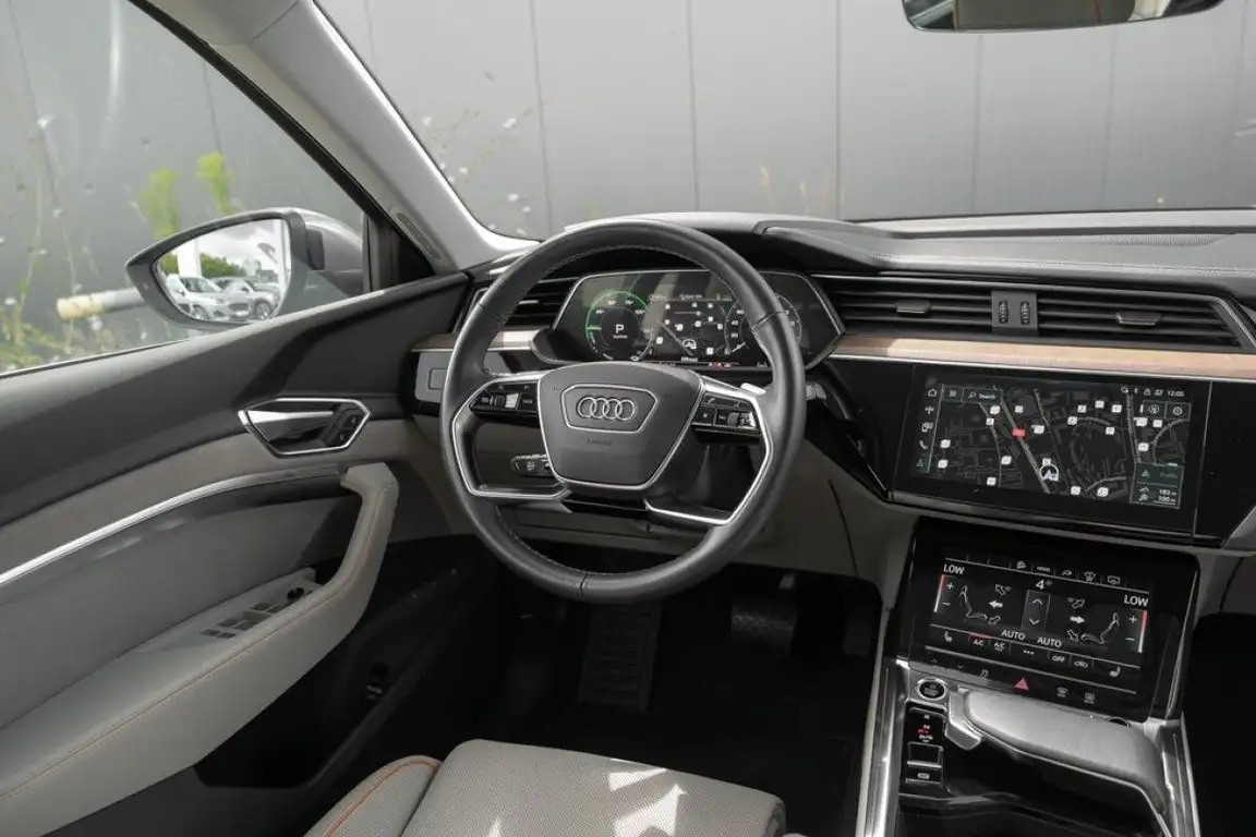 AUDI E-TRON