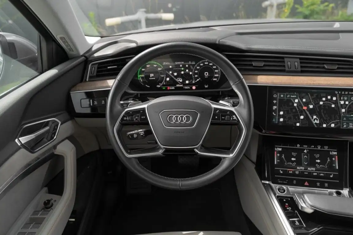 AUDI E-TRON