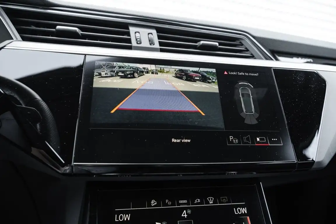 AUDI E-TRON