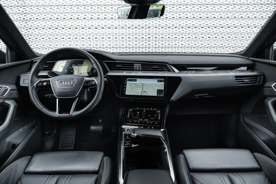 AUDI E-TRON