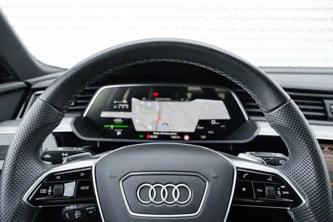 AUDI E-TRON