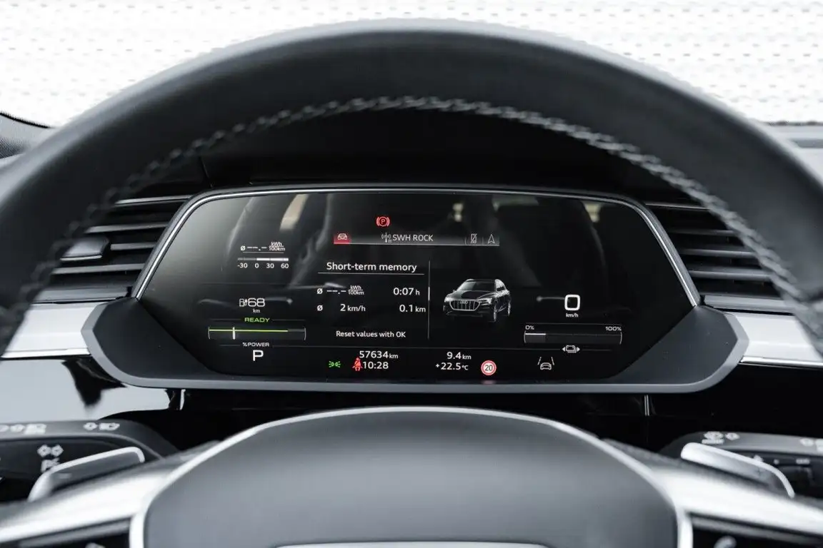 AUDI E-TRON