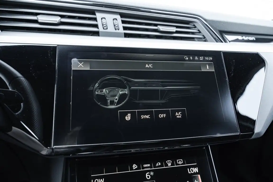 AUDI E-TRON