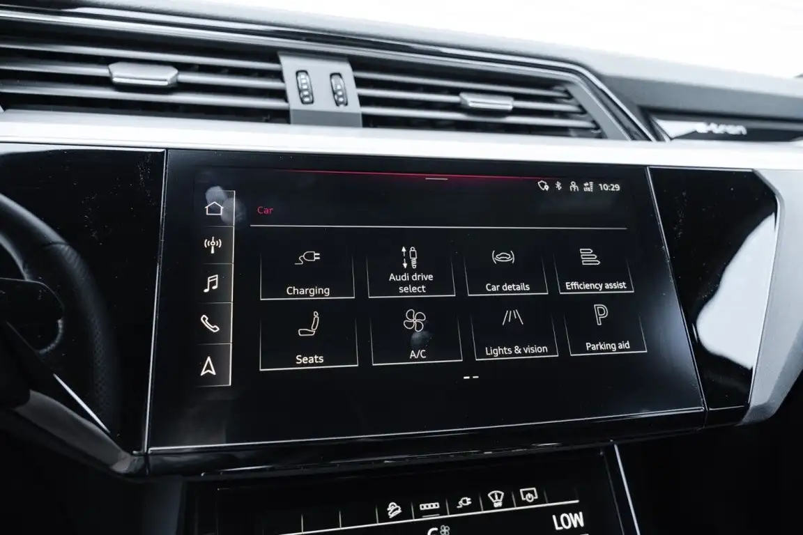 AUDI E-TRON