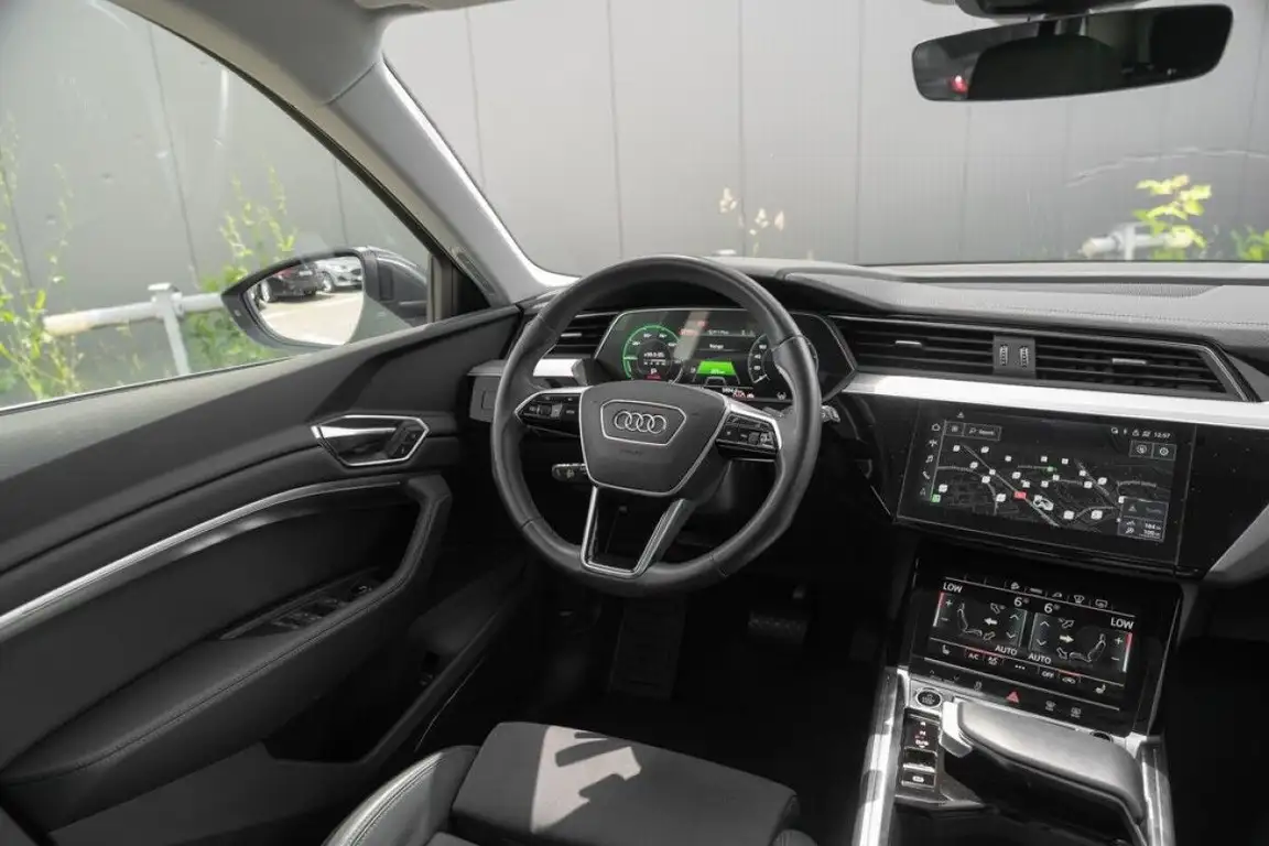 AUDI E-TRON