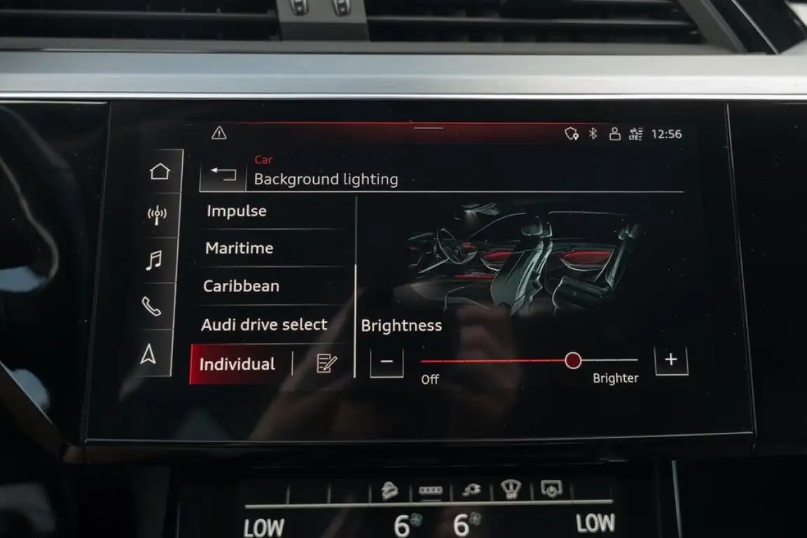 AUDI E-TRON