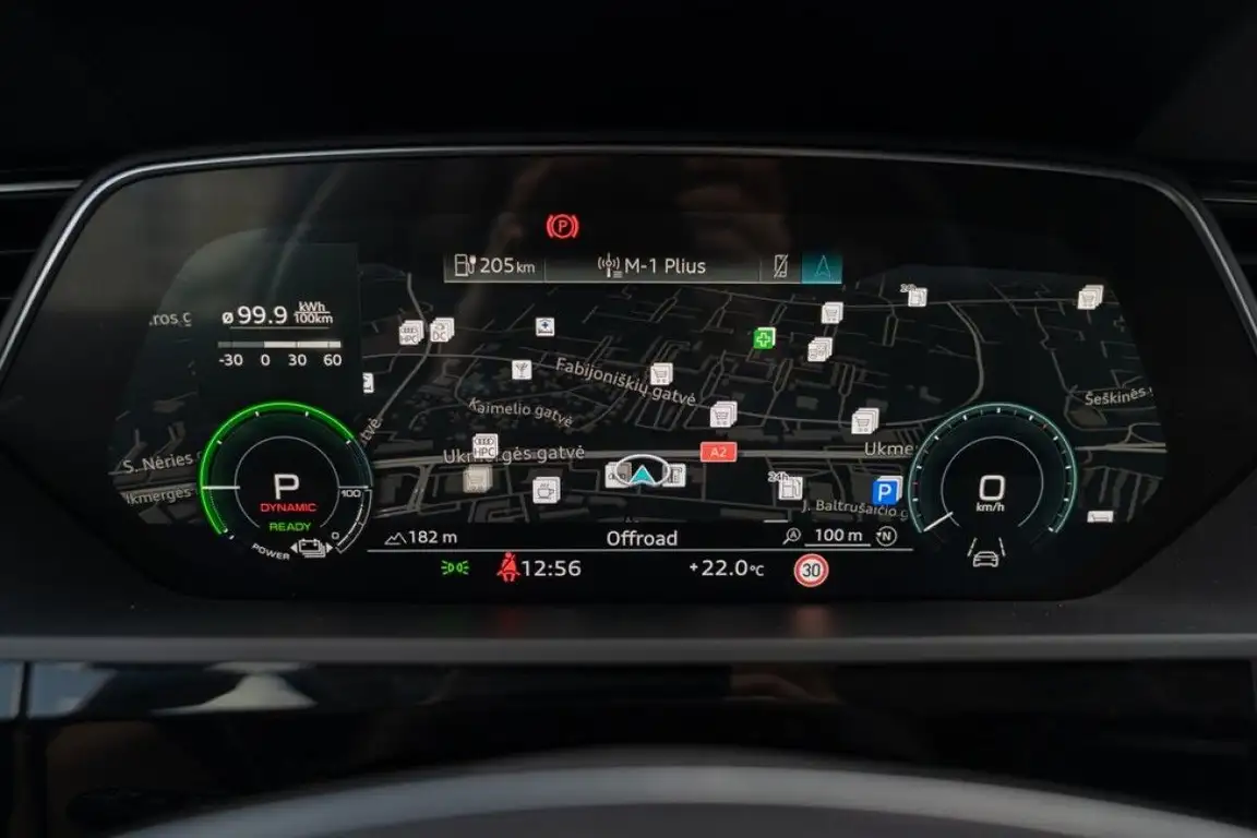 AUDI E-TRON