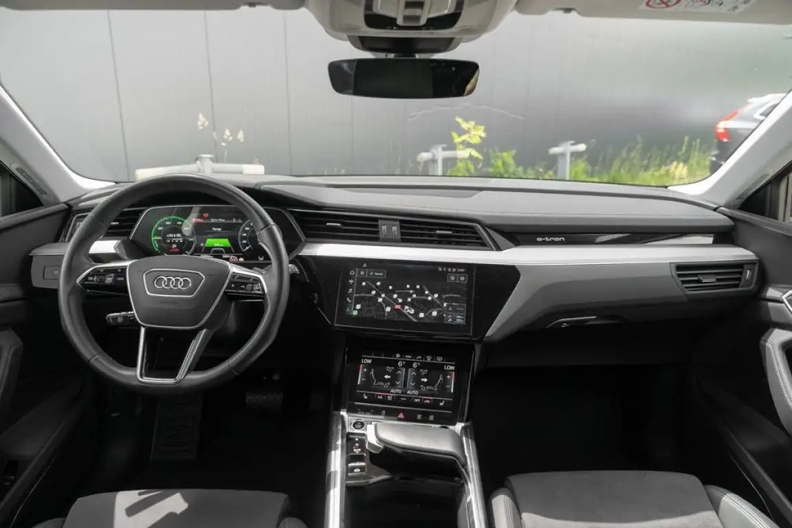 AUDI E-TRON