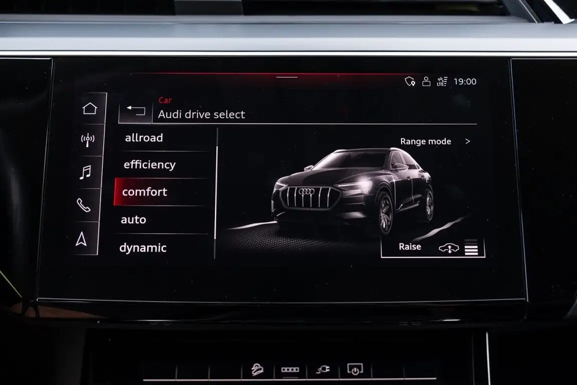 AUDI E-TRON