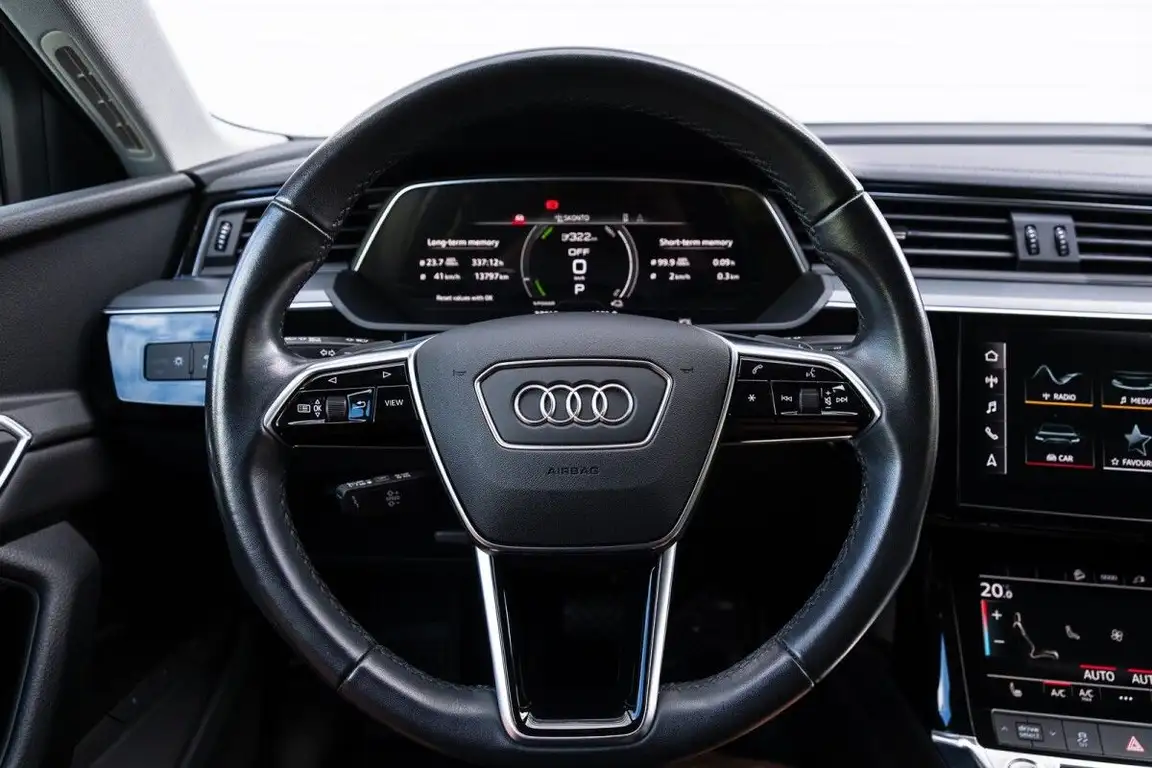 AUDI E-TRON