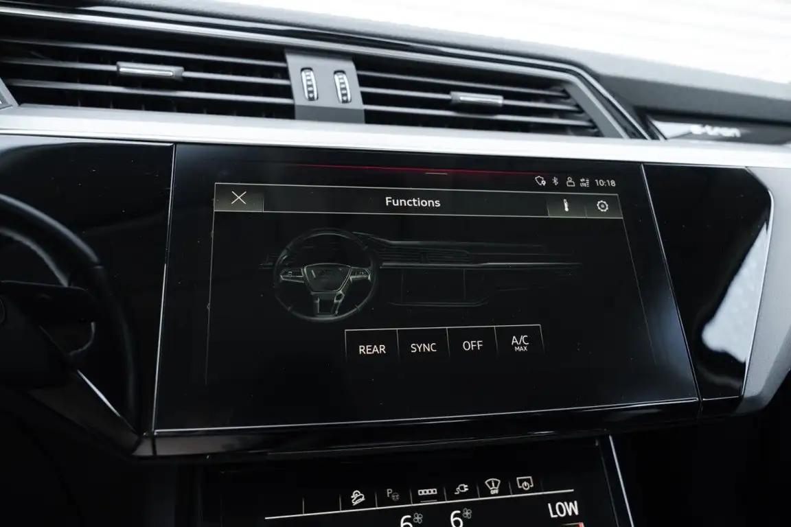 AUDI E-TRON