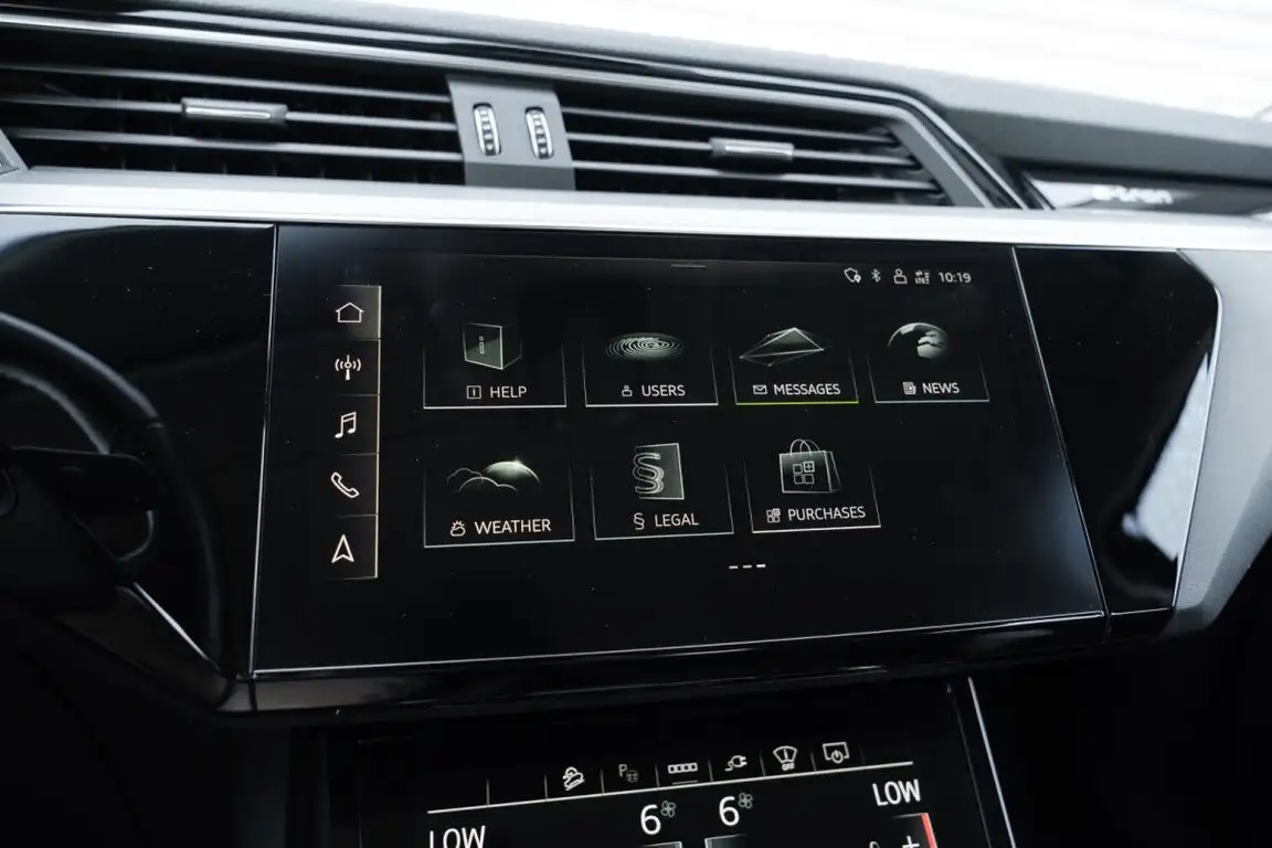 AUDI E-TRON