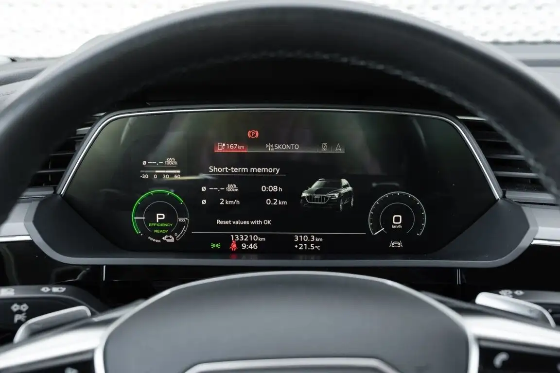 AUDI E-TRON