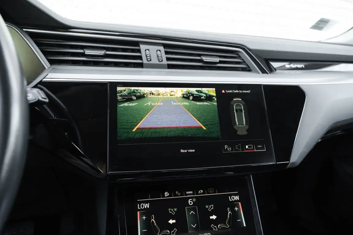 AUDI E-TRON