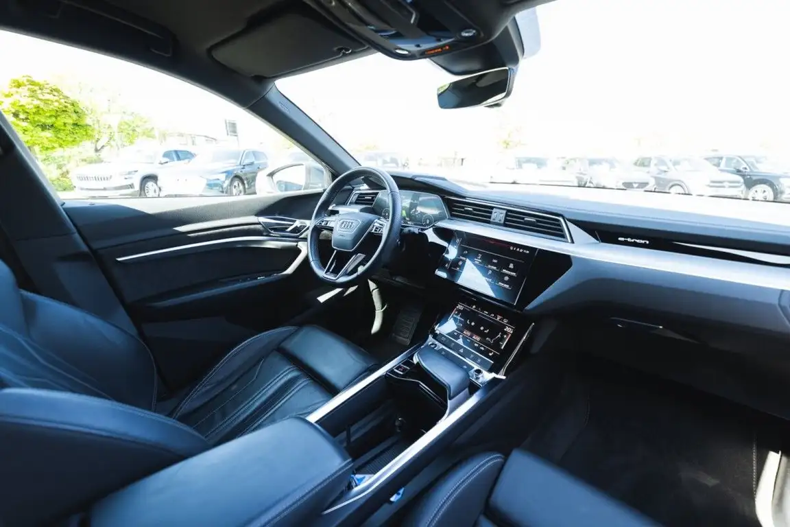 AUDI E-TRON
