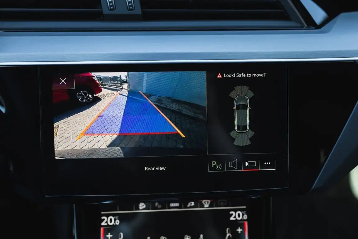 AUDI E-TRON