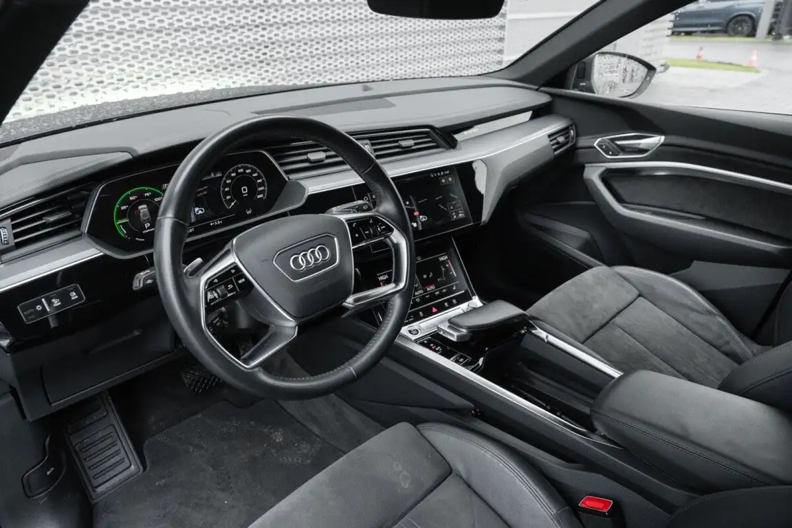 AUDI E-TRON