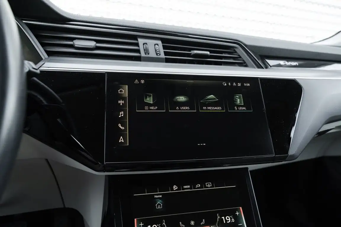 AUDI E-TRON