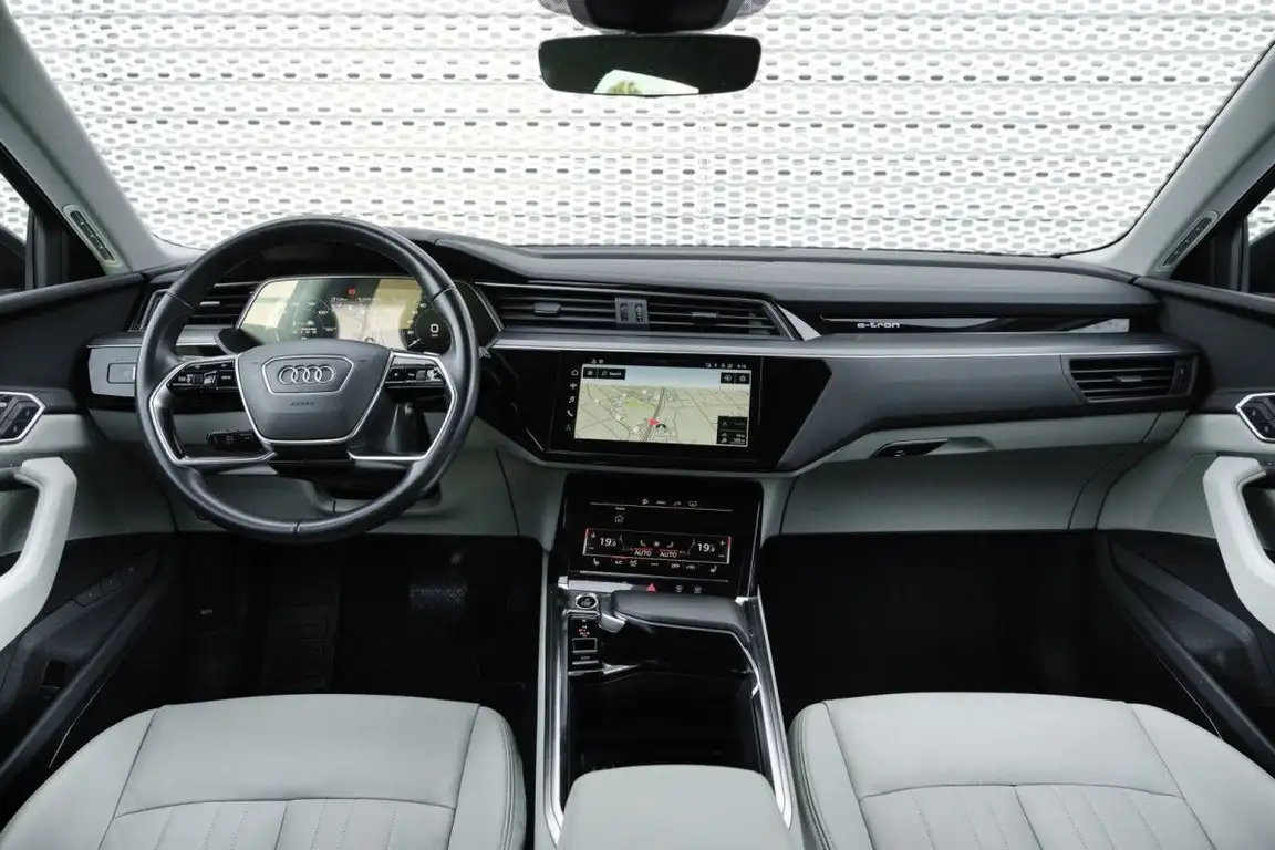 AUDI E-TRON