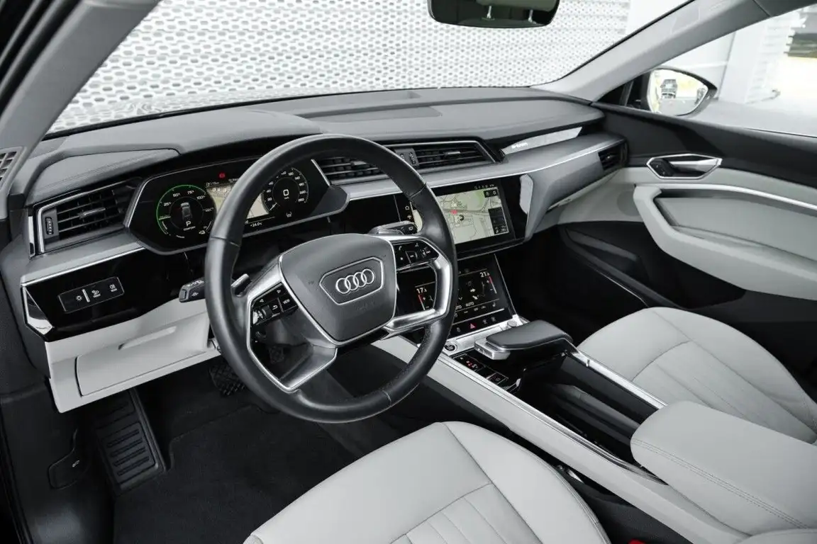 AUDI E-TRON