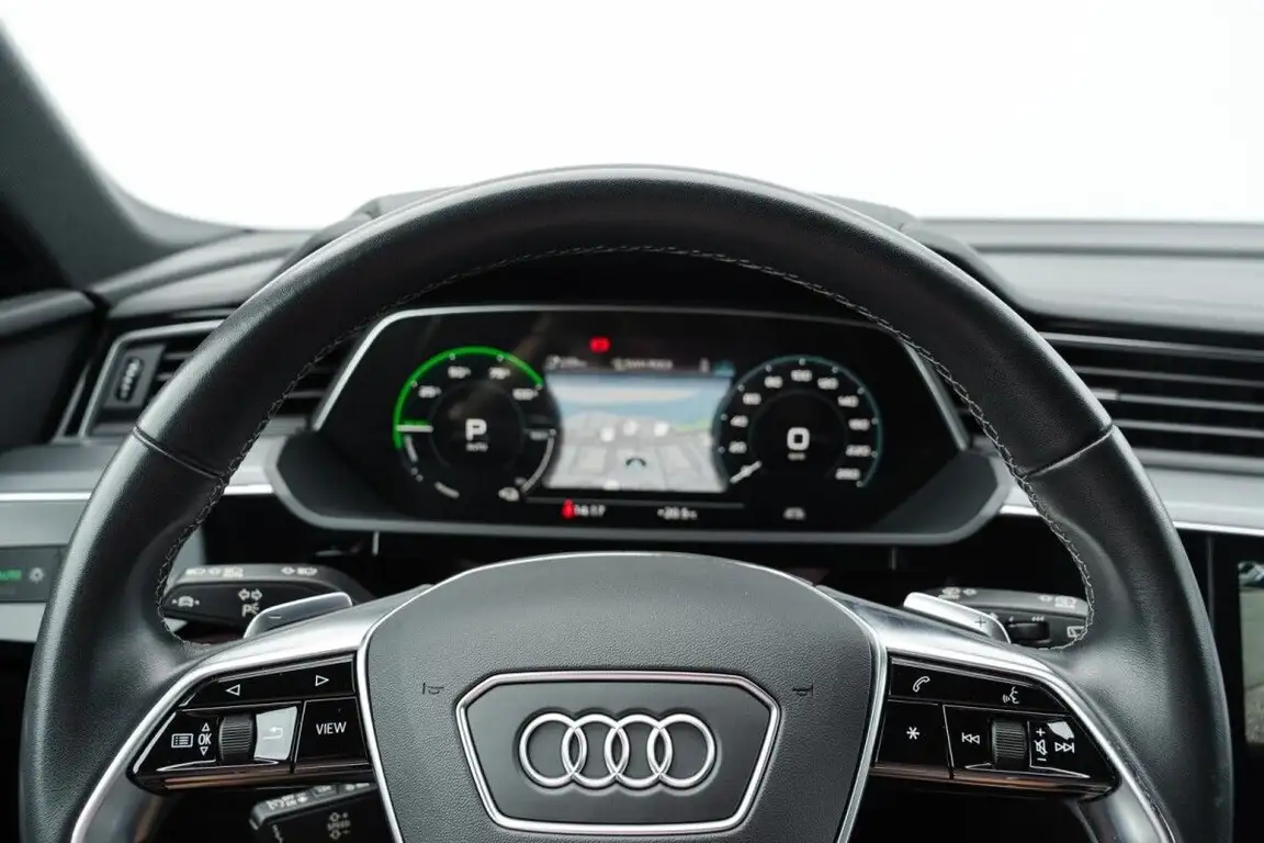 AUDI E-TRON