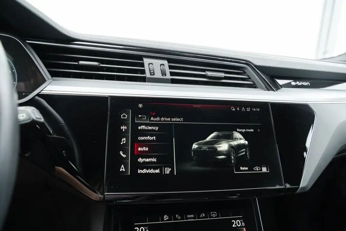 AUDI E-TRON