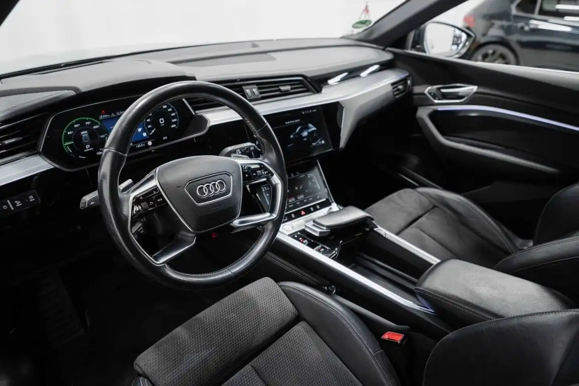 AUDI E-TRON