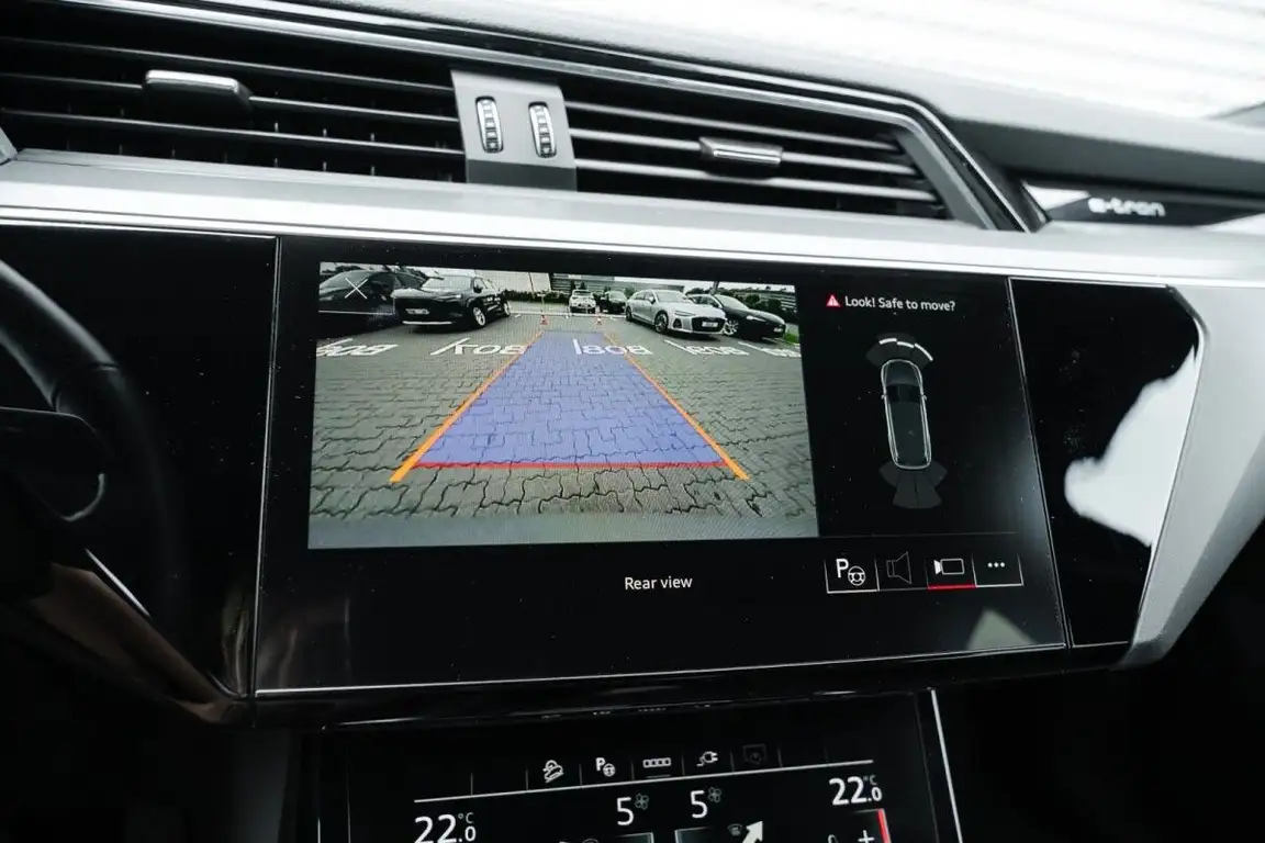 AUDI E-TRON