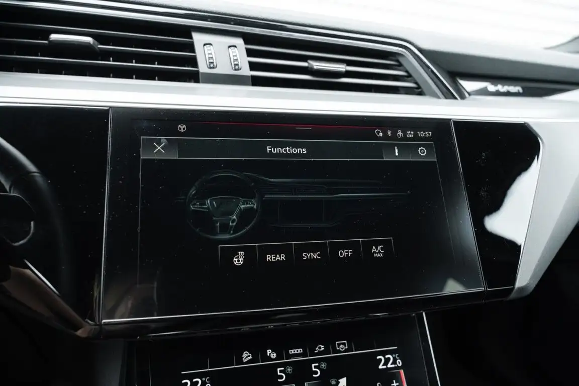 AUDI E-TRON