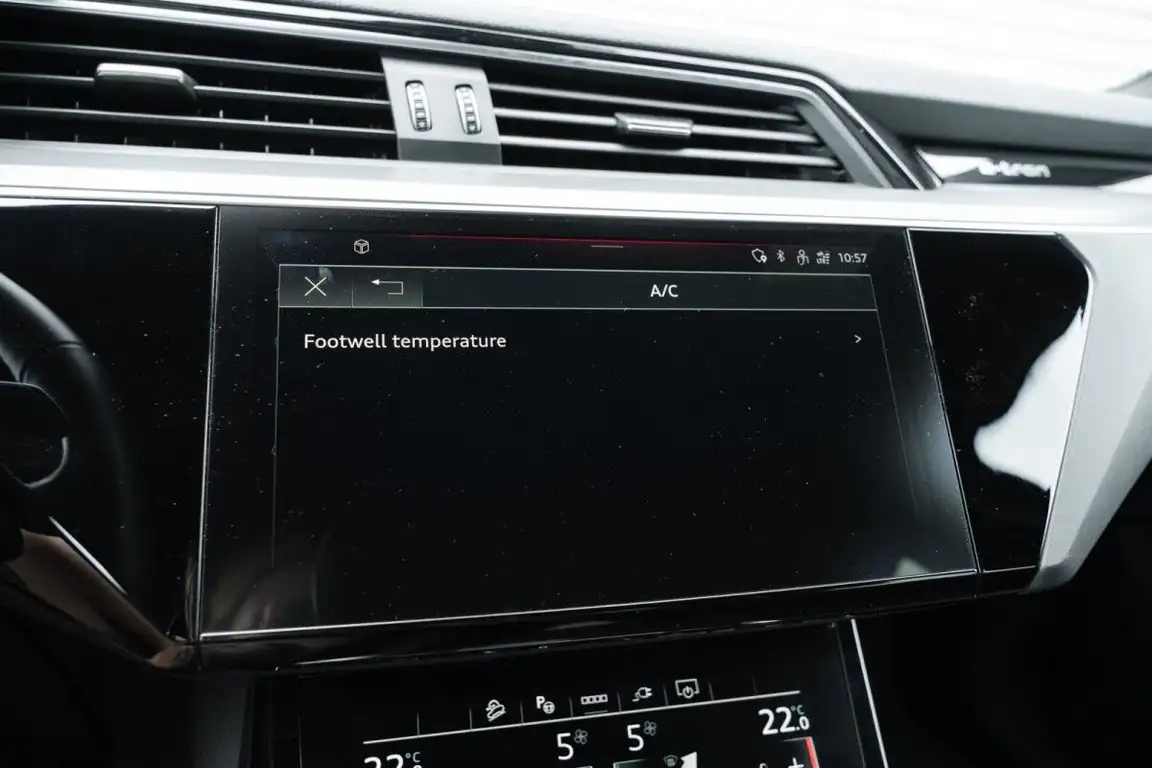 AUDI E-TRON