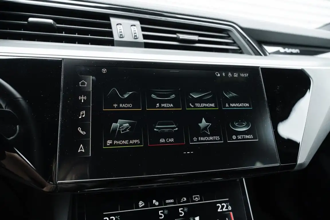 AUDI E-TRON