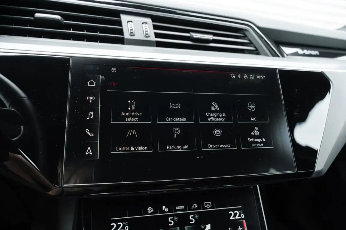 AUDI E-TRON